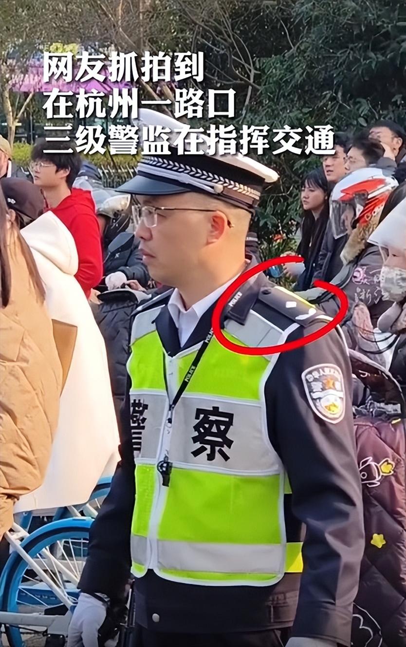 網(wǎng)友拍到三級(jí)警監(jiān)在路口指揮交通