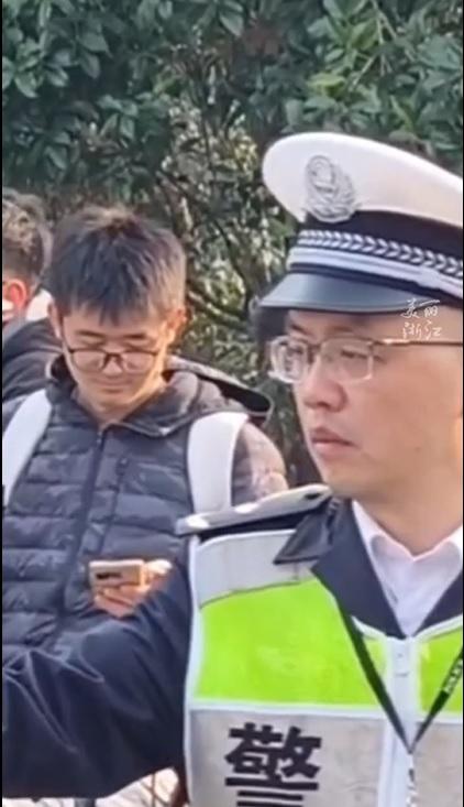 網(wǎng)友拍到三級(jí)警監(jiān)在路口指揮交通