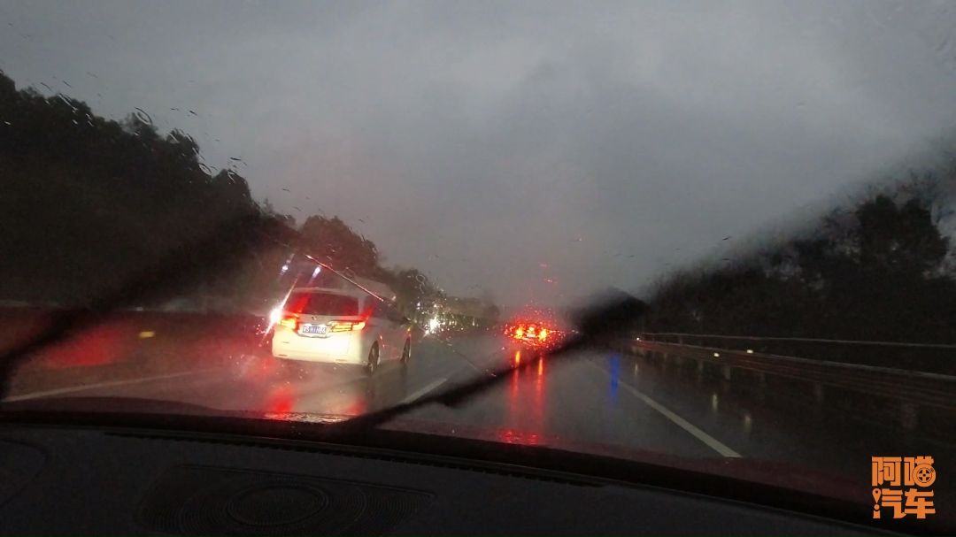為何純電車都是低趴設計,很少有方盒子越野車?告訴你原因
