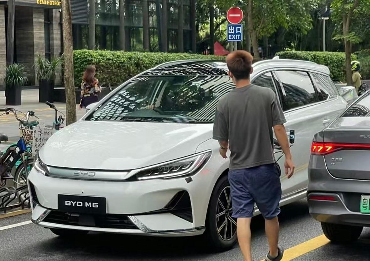 比亞迪M6實車曝光,宋MAX又回來了?