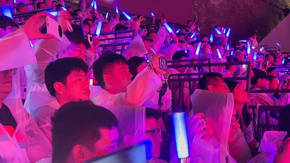 寵粉新高度?全球混動進(jìn)入新時代之際,比亞迪還為粉絲舉辦演唱會