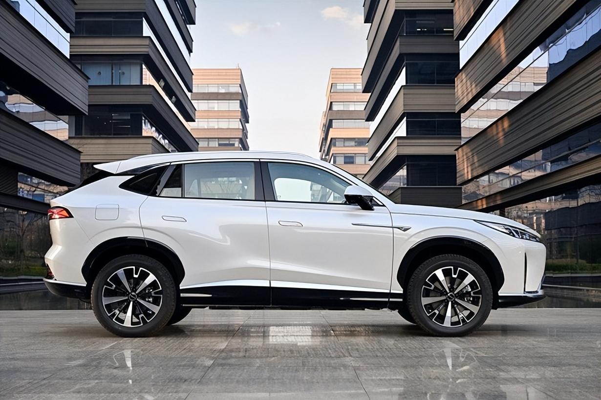 11.98萬起,榮威D5X DMH上市,續航1300km,誰是競爭對手?
