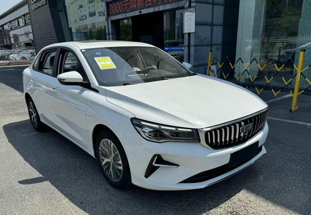 全新帝豪實(shí)車曝光,外觀酷似吉利星瑞,內(nèi)飾更有科技感
