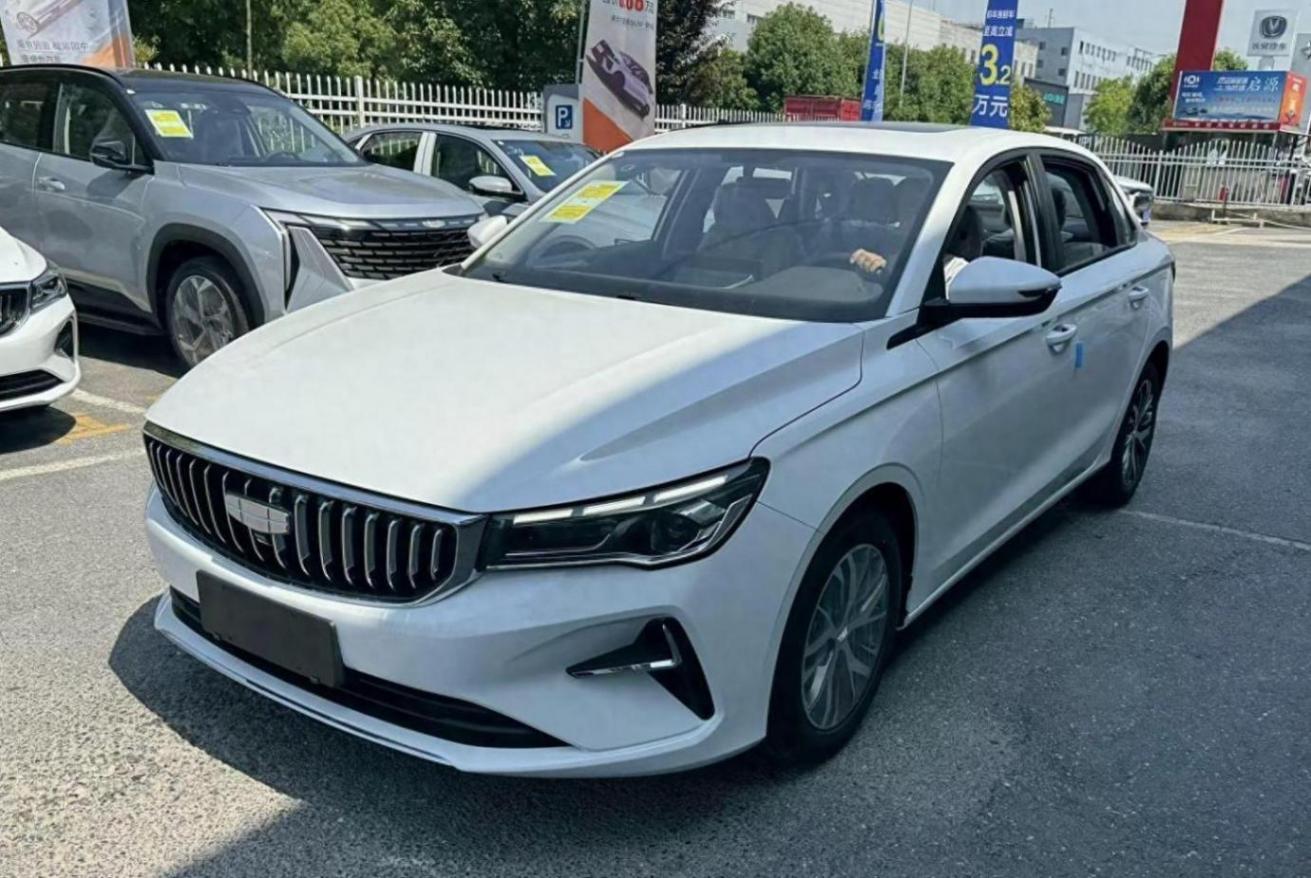 全新帝豪實(shí)車曝光,外觀酷似吉利星瑞,內(nèi)飾更有科技感
