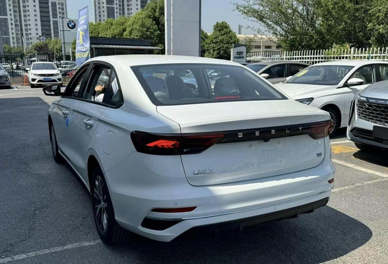 全新帝豪實(shí)車曝光,外觀酷似吉利星瑞,內(nèi)飾更有科技感