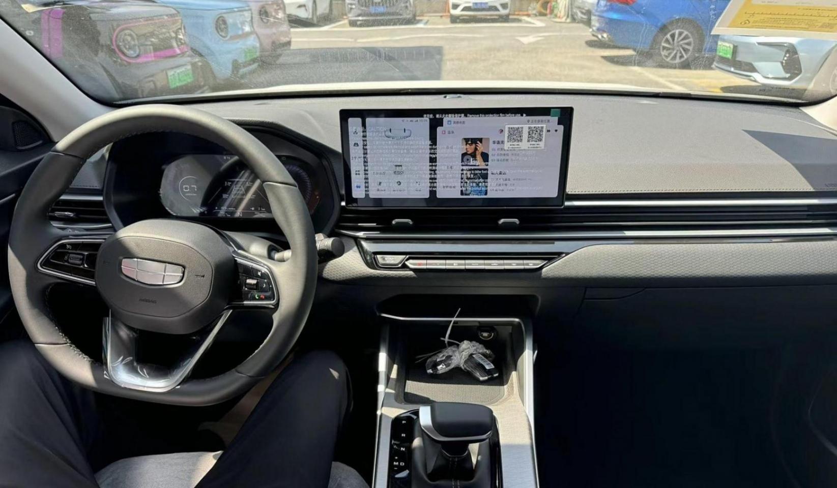全新帝豪實(shí)車曝光,外觀酷似吉利星瑞,內(nèi)飾更有科技感