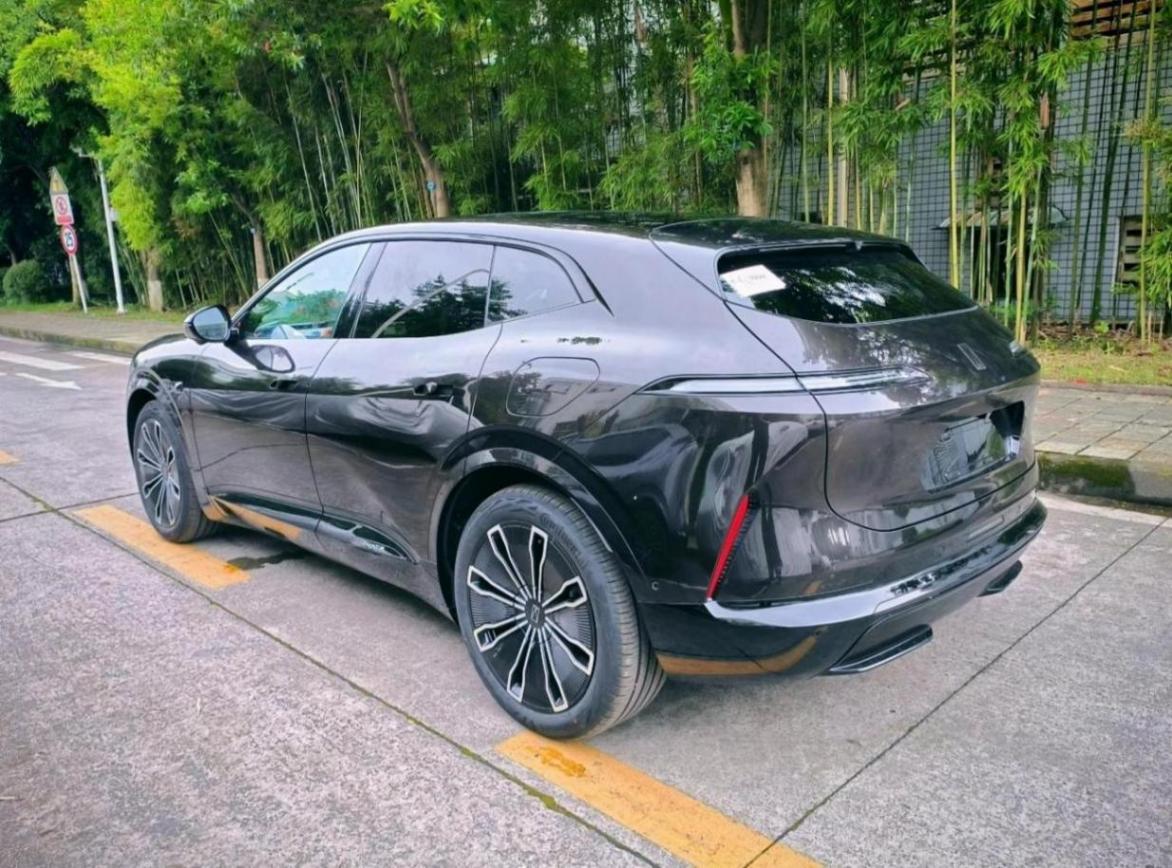 車尾設(shè)計(jì)非常個性,阿維塔07實(shí)車圖曝光