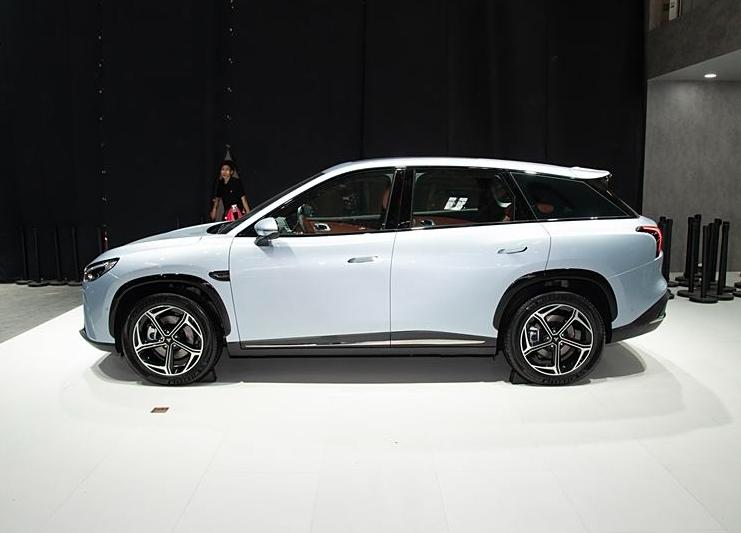 哪吒L純電版售價13.99萬起 配備雙聯(lián)屏+車載冰箱 續(xù)航510km