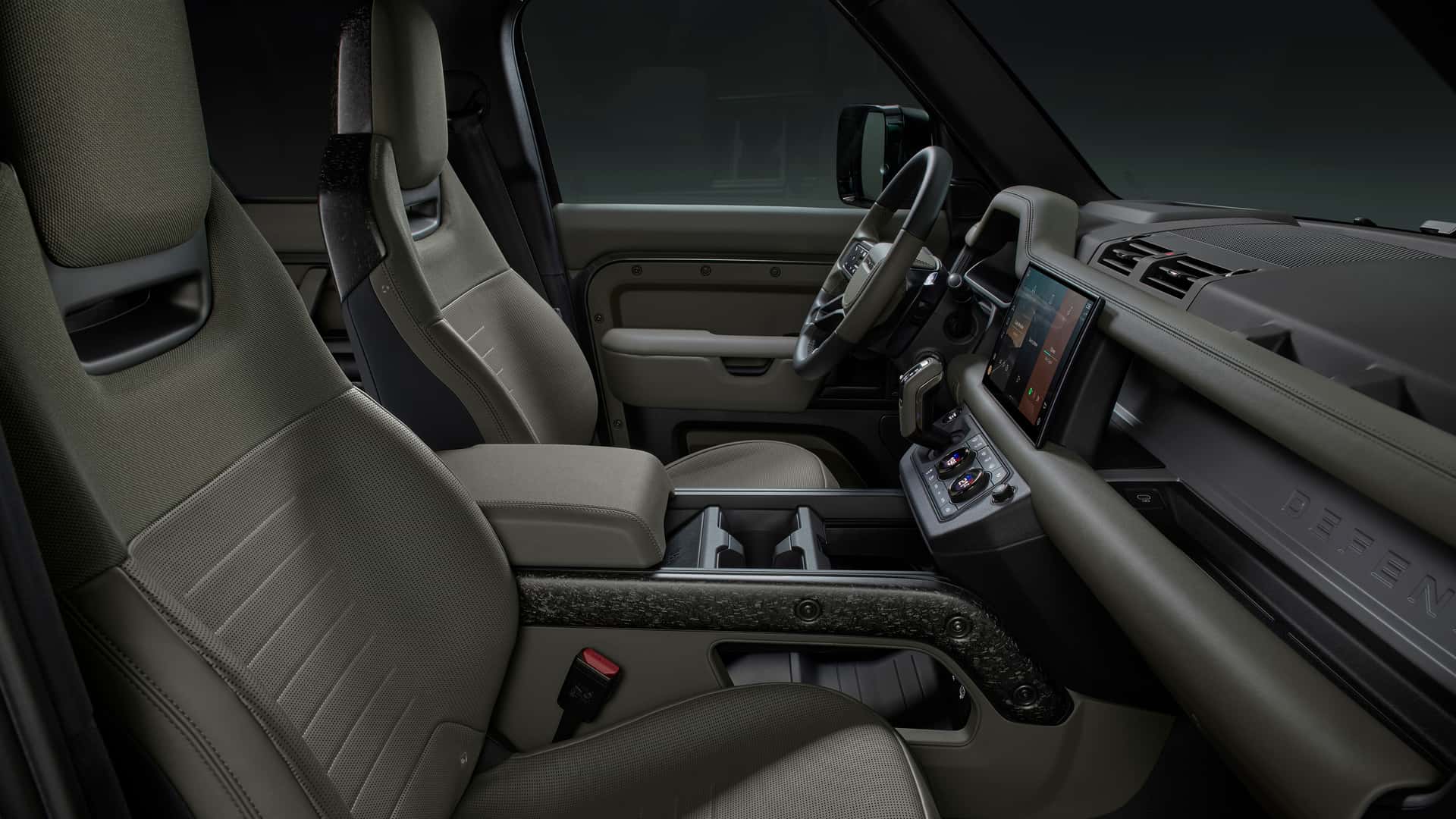 路虎衛士OCTA官圖發布 搭載4.4T V8+48V輕混動力