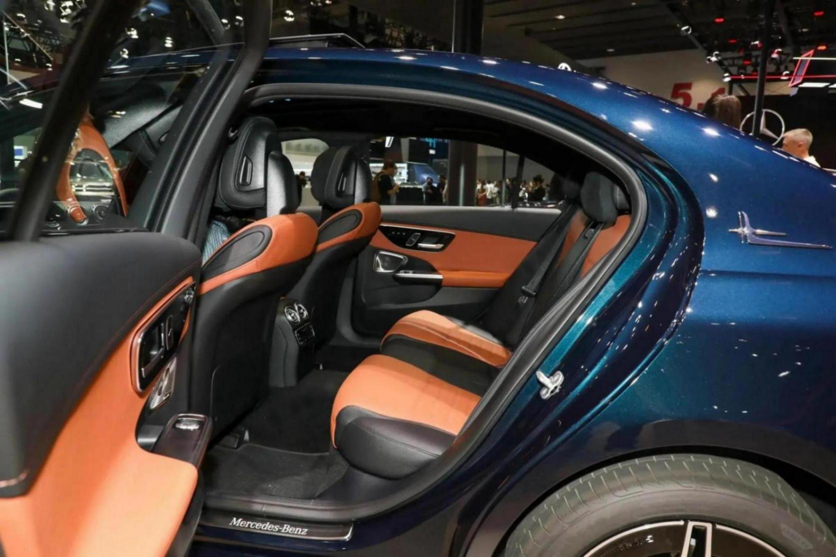 深度測(cè)評(píng)2025款奔馳C級(jí):豪華與實(shí)用的完美融合