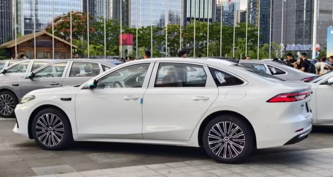 吉利銀河A7混動(dòng)家轎上市：8.18萬元起，百公里饋電油耗2.67L