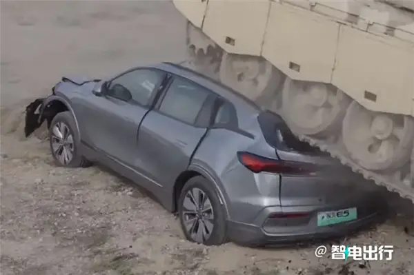 i8和卡車對(duì)撞之后：最該被噴的或許不是理想