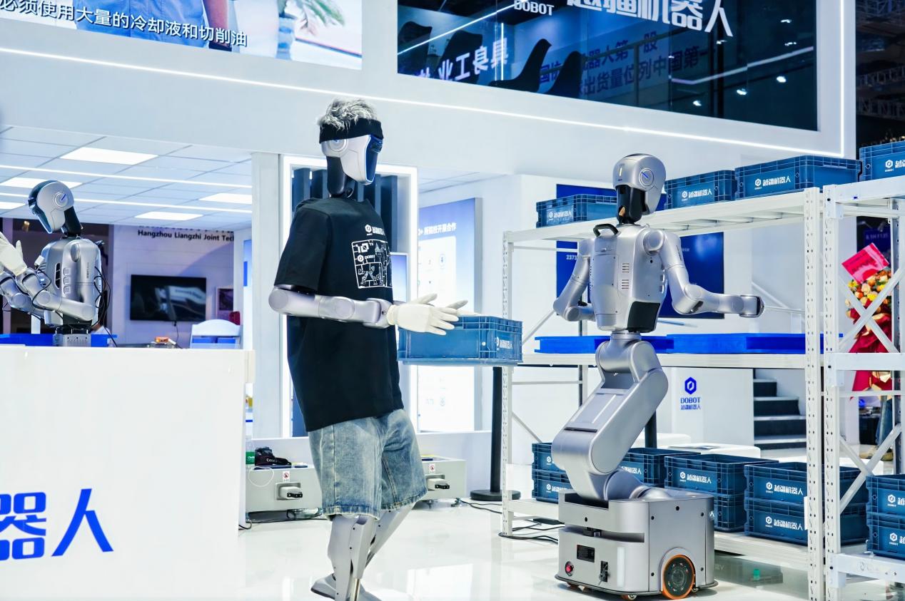越疆“機械臂+人形+輪式+多足”具身機器人開啟工業智能體時代 越疆“機械臂+人形+輪式+多足”具身機器人開啟工業智能體時代