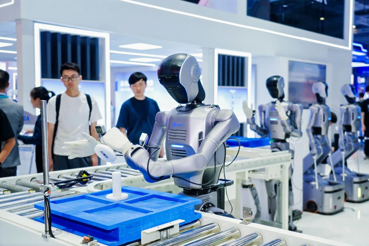 越疆“機械臂+人形+輪式+多足”具身機器人開啟工業智能體時代 越疆“機械臂+人形+輪式+多足”具身機器人開啟工業智能體時代