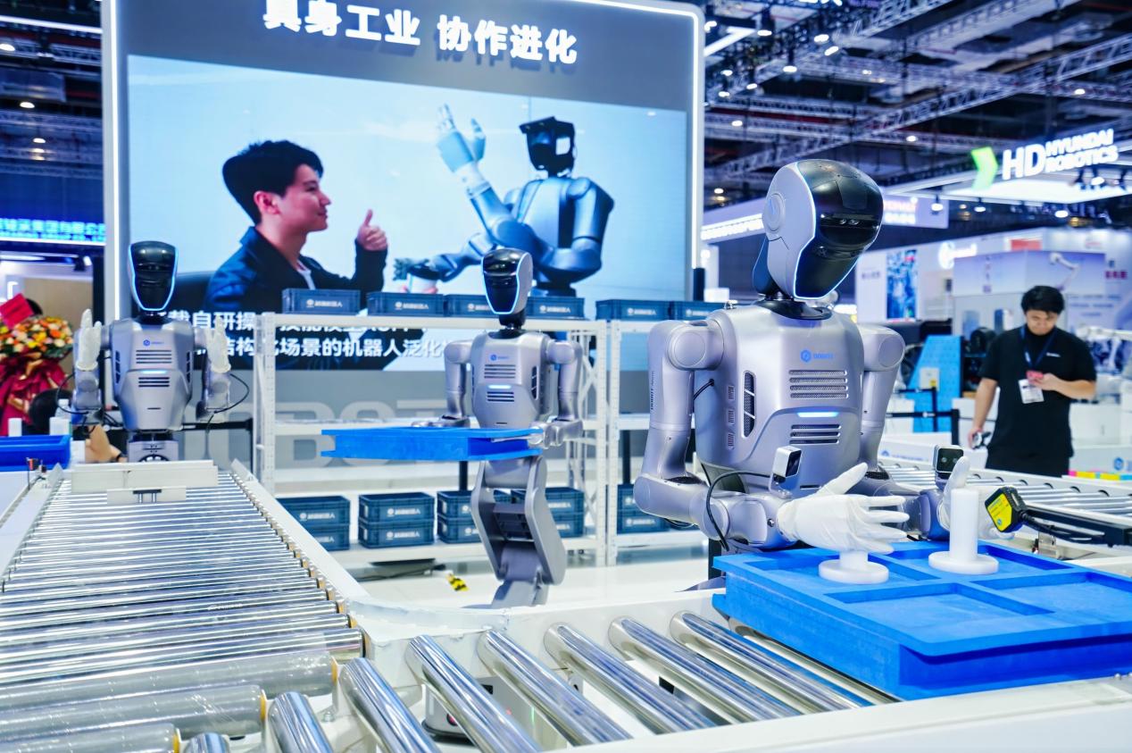 越疆“機械臂+人形+輪式+多足”具身機器人開啟工業智能體時代 越疆“機械臂+人形+輪式+多足”具身機器人開啟工業智能體時代