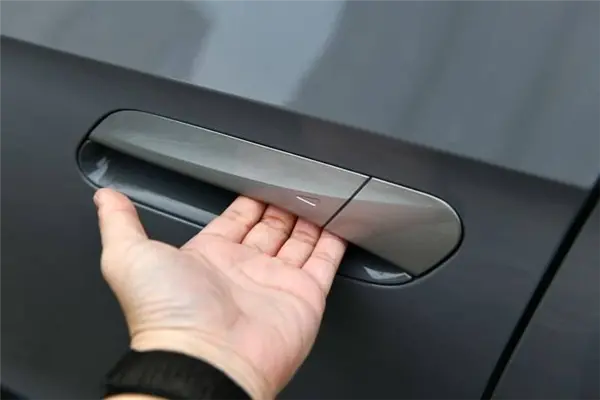 隱藏式門把手 給整個汽車行業都上了一課 隱藏式門把手 給整個汽車行業都上了一課